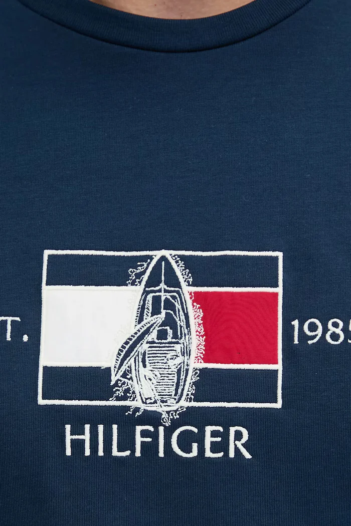 Tommy Hilfiger Памучна тениска в тъмносиньо с апликация MW0MW38628