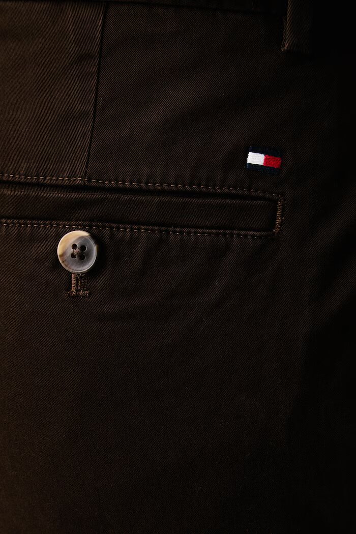 Tommy Hilfiger панталон чино мъжки от памук с еластан кафяв MW0MW40262