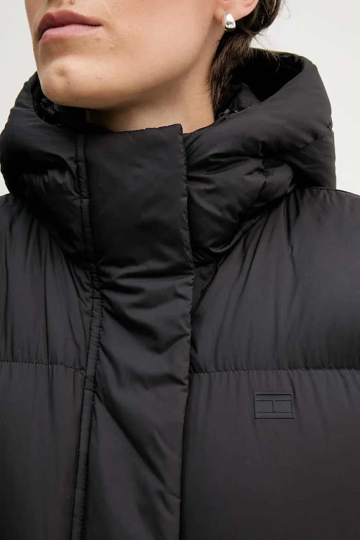 Tommy Hilfiger Пухено яке в черно зимен модел WW0WW46536