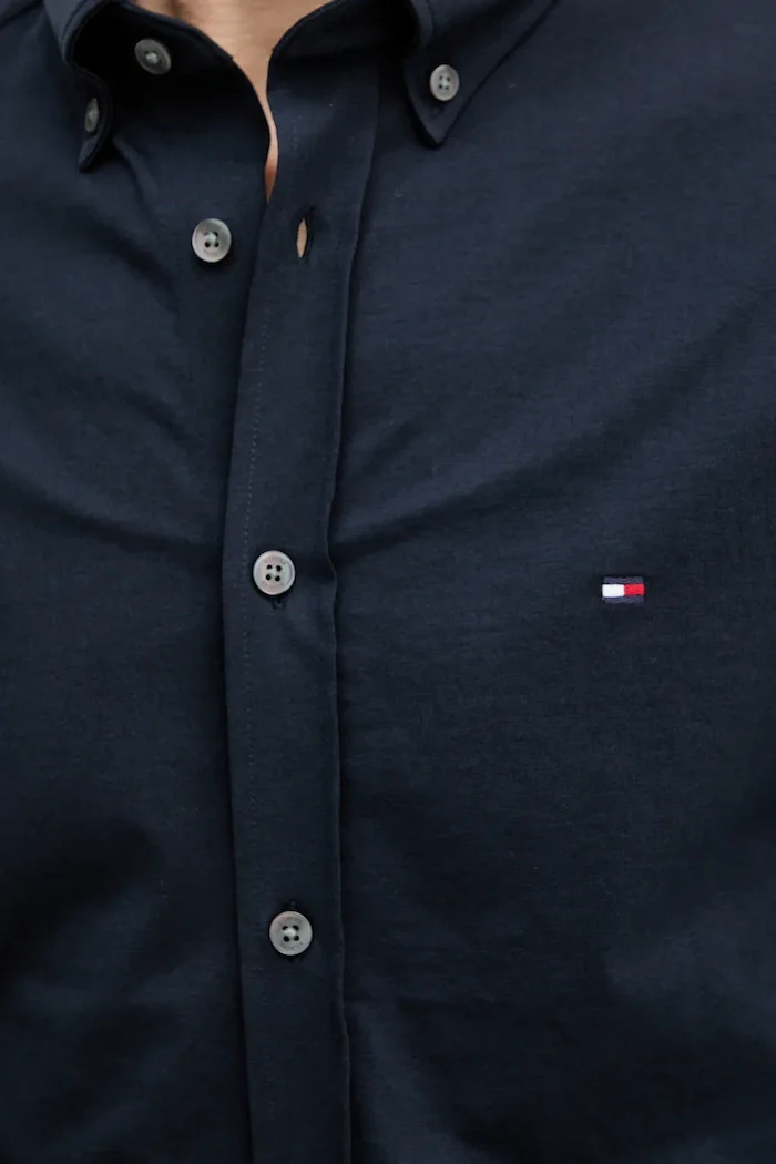 Tommy Hilfiger Риза в тъмносиньо със стандартна кройка с яка с копче MW0MW41059