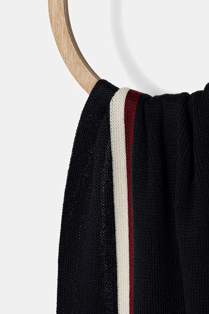 Tommy Hilfiger Шал с вълна в тъмносиньо с изчистен дизайн AM0AM13595