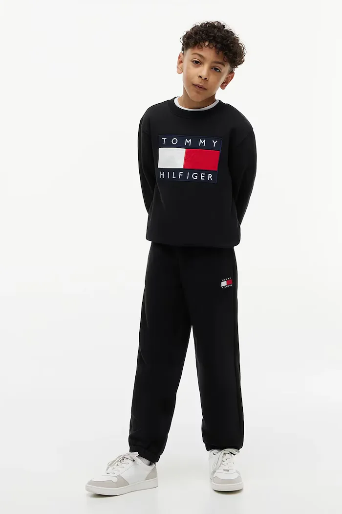 Tommy Hilfiger спортен панталон за деца от памук черен със стандартна талия KS0KS00715