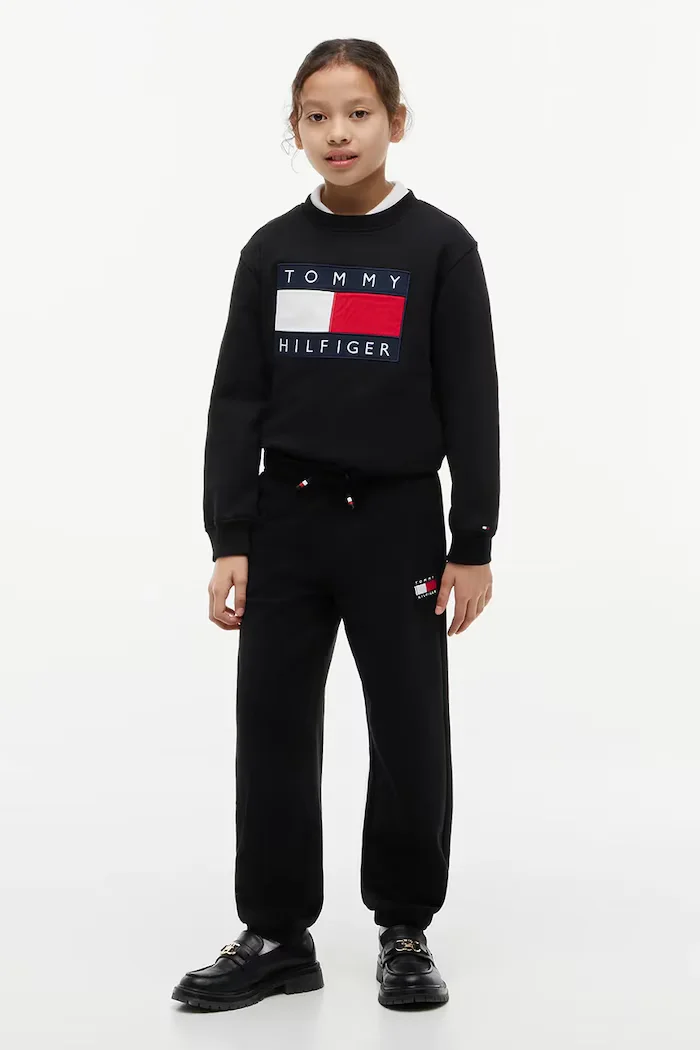 Tommy Hilfiger спортен панталон за деца от памук черен със стандартна талия KS0KS00715