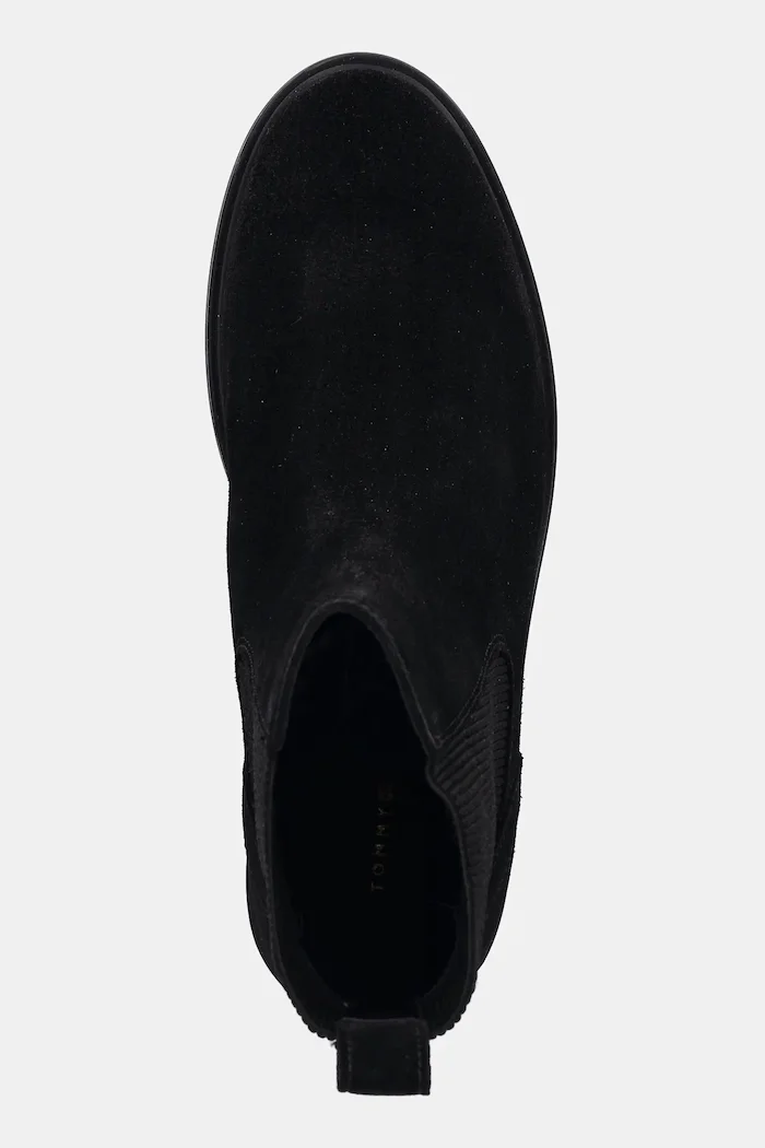 Tommy Hilfiger Велурени боти челси FLAG SUEDE CHELSEA BOOT в черно с равна подметка FW0FW08780