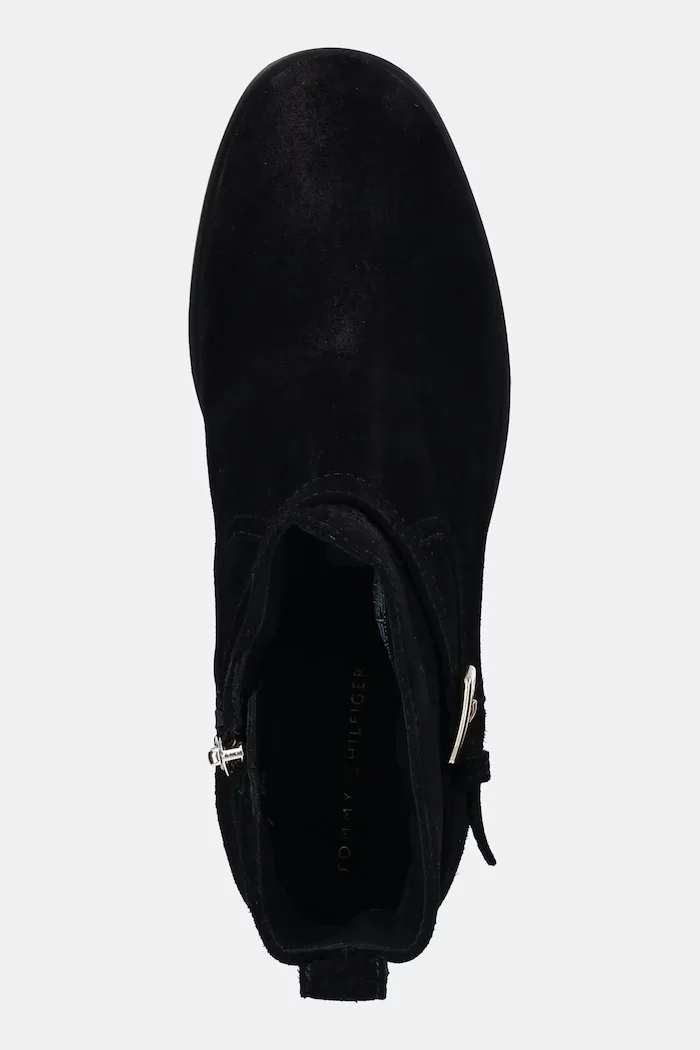 Tommy Hilfiger Велурени боти TH BUCKLE RIDING SUEDE BOOTIE в черно с равна подметка FW0FW09047