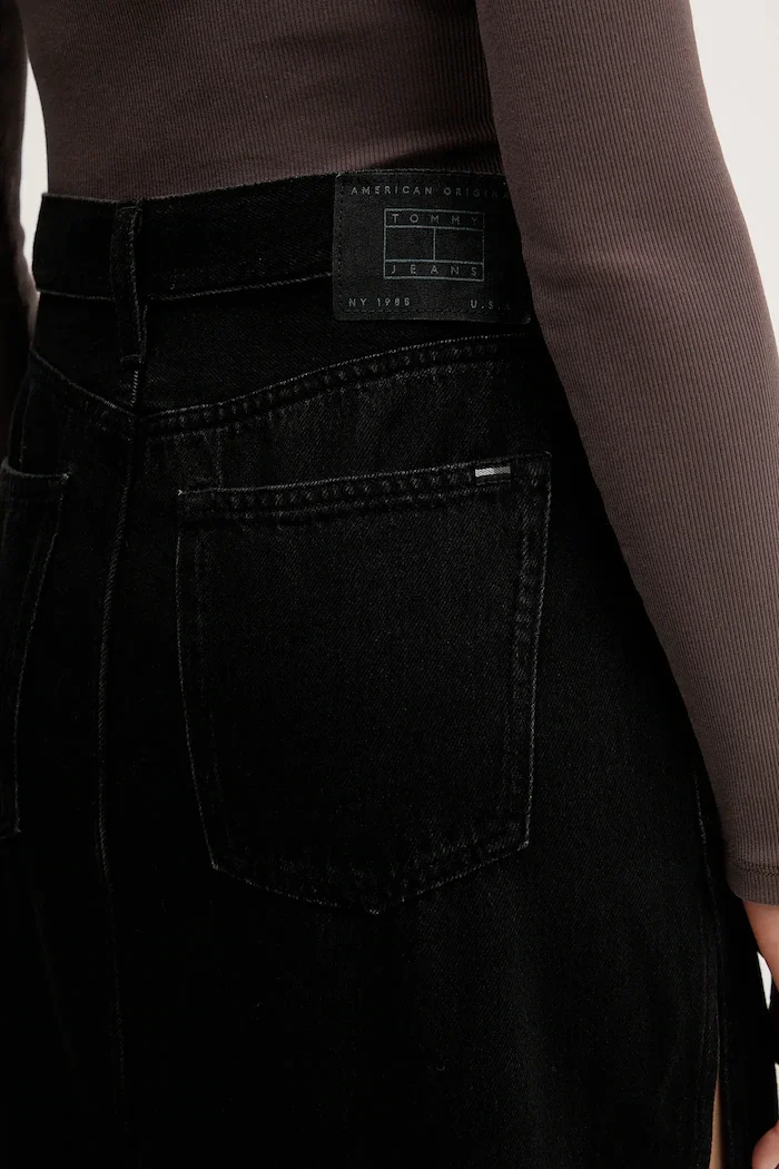 Tommy Jeans Дънкова пола в черно дълга със стандартна кройка DW0DW22119