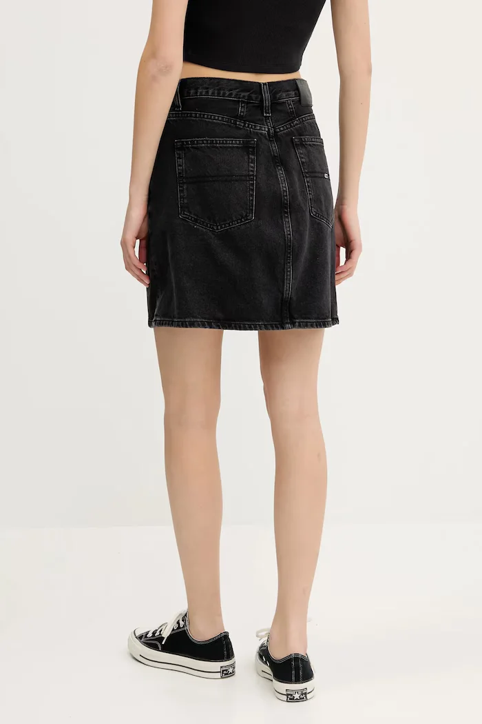 Tommy Jeans Дънкова пола в черно къса със стандартна кройка DW0DW21275