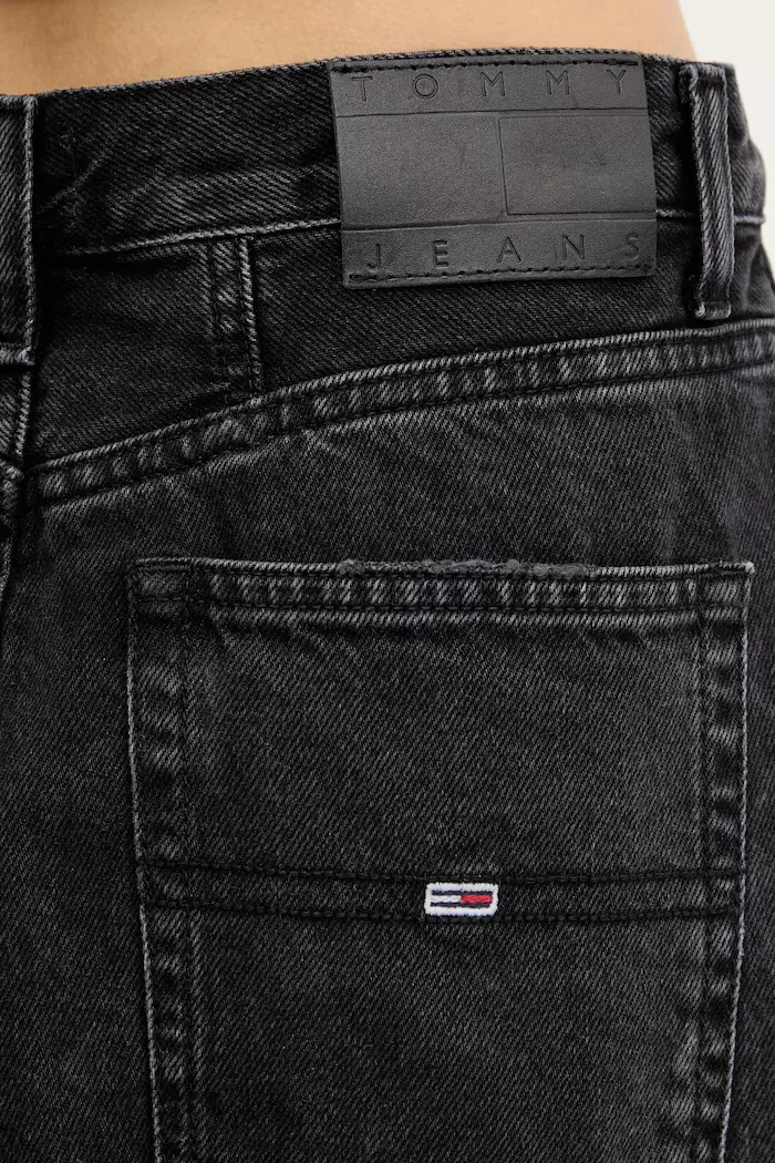 Tommy Jeans Дънкова пола в черно къса със стандартна кройка DW0DW21275