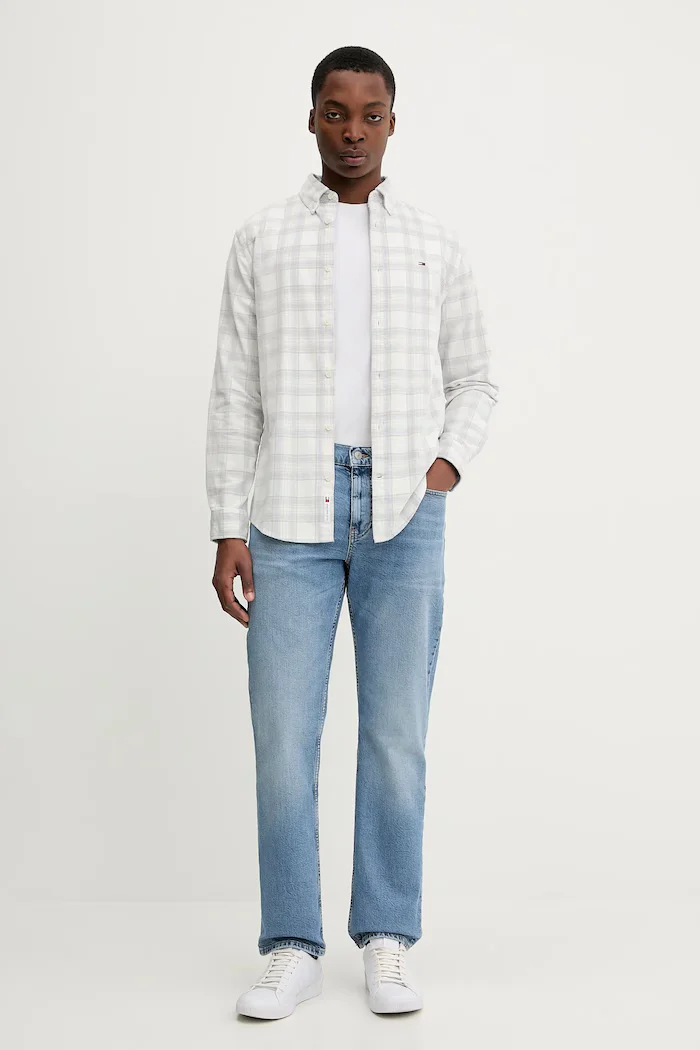Tommy Jeans Джинсова риза в бяло със стандартна кройка с яка с копче DM0DM22408