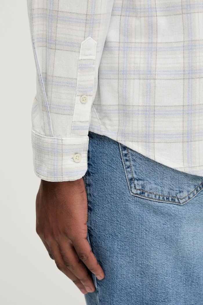 Tommy Jeans Джинсова риза в бяло със стандартна кройка с яка с копче DM0DM22408