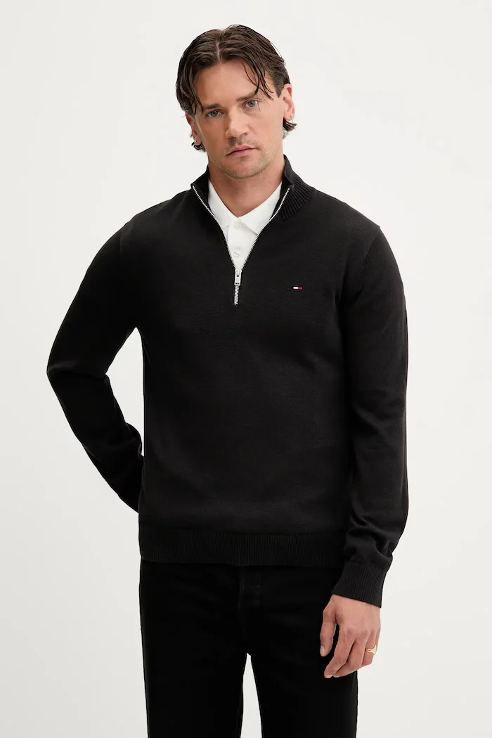 Tommy Jeans Памучен пуловер мъжки в черно от лека материя с ниско поло DM0DM21654