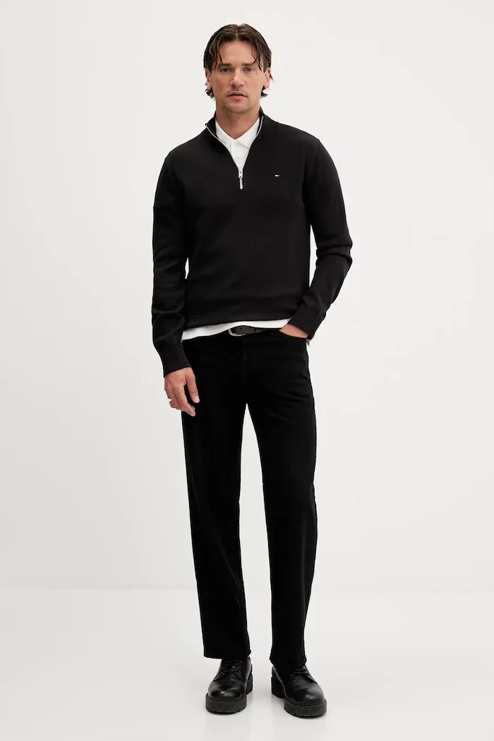 Tommy Jeans Памучен пуловер мъжки в черно от лека материя с ниско поло DM0DM21654