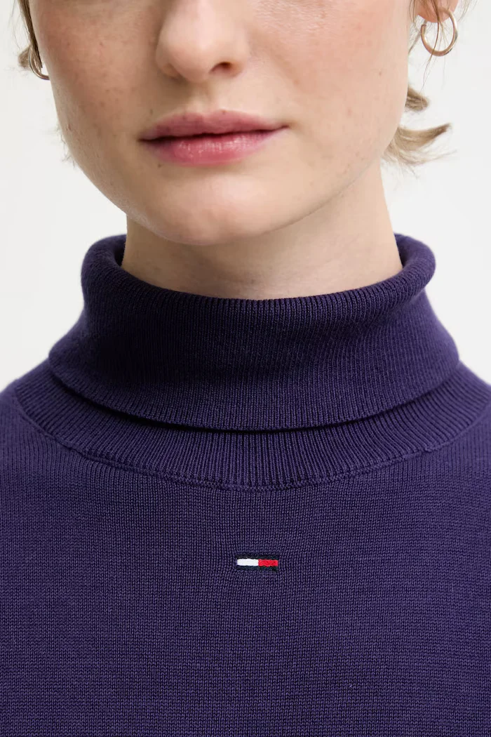 Tommy Jeans Памучен пуловер в лилаво от лека материя с поло DW0DW21672