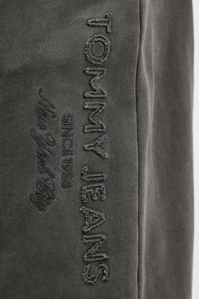 Tommy Jeans Памучен спортен панталон мъжки в черно с меланжов десен DM0DM22360