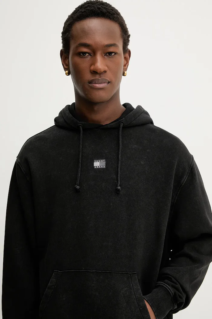 Tommy Jeans Памучен суичър мъжки в черно с качулка с изчистен дизайн DM0DM22383