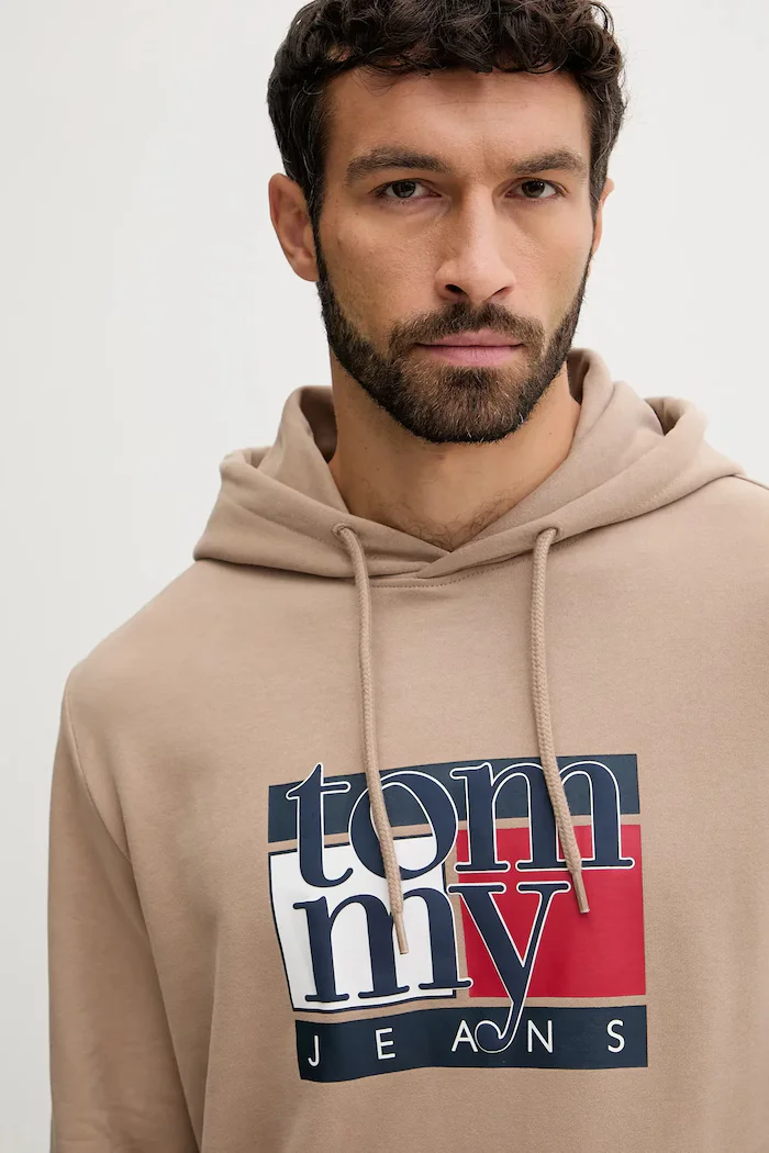 Tommy Jeans Памучен суичър мъжки в кафяво с качулка с принт DM0DM22092