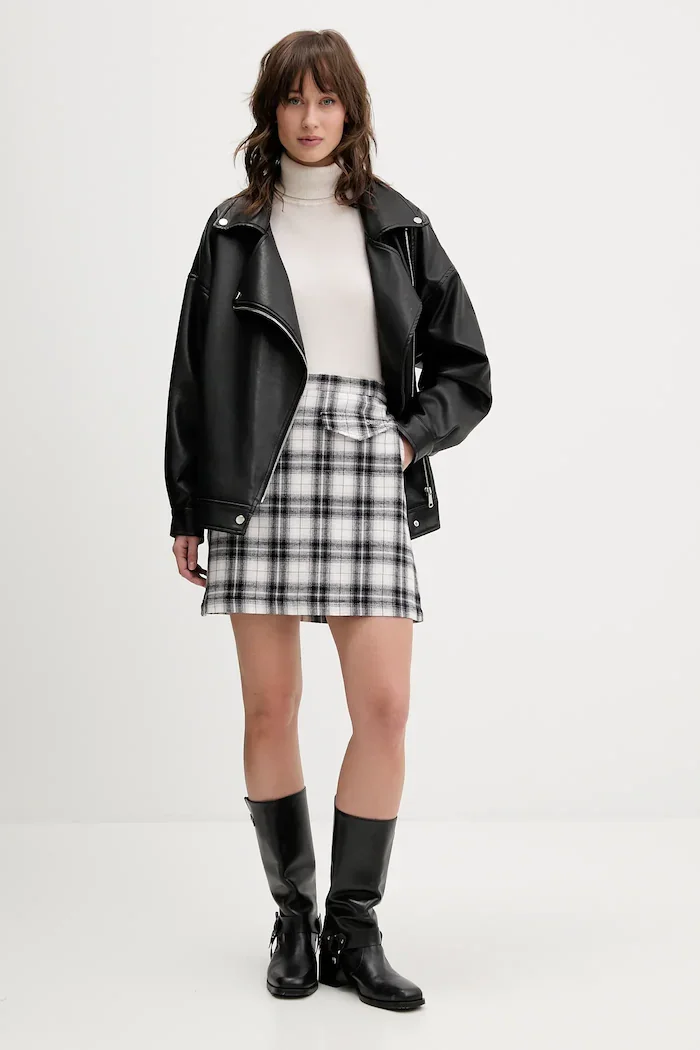 Tommy Jeans Памучна пола в черно къса със стандартна кройка DW0DW21461