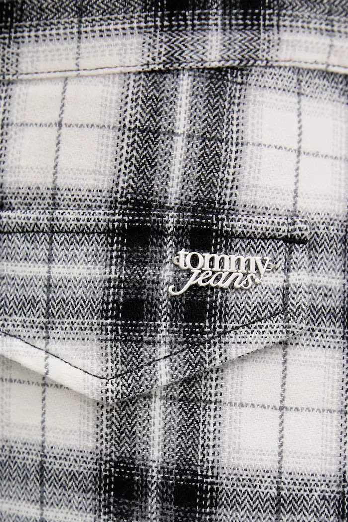 Tommy Jeans Памучна пола в черно къса със стандартна кройка DW0DW21461