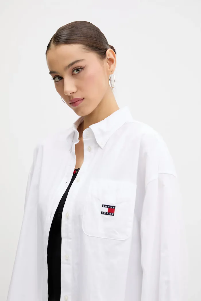 Tommy Jeans Памучна риза дамска в бяло със свободна кройка с класическа яка DW0DW20289