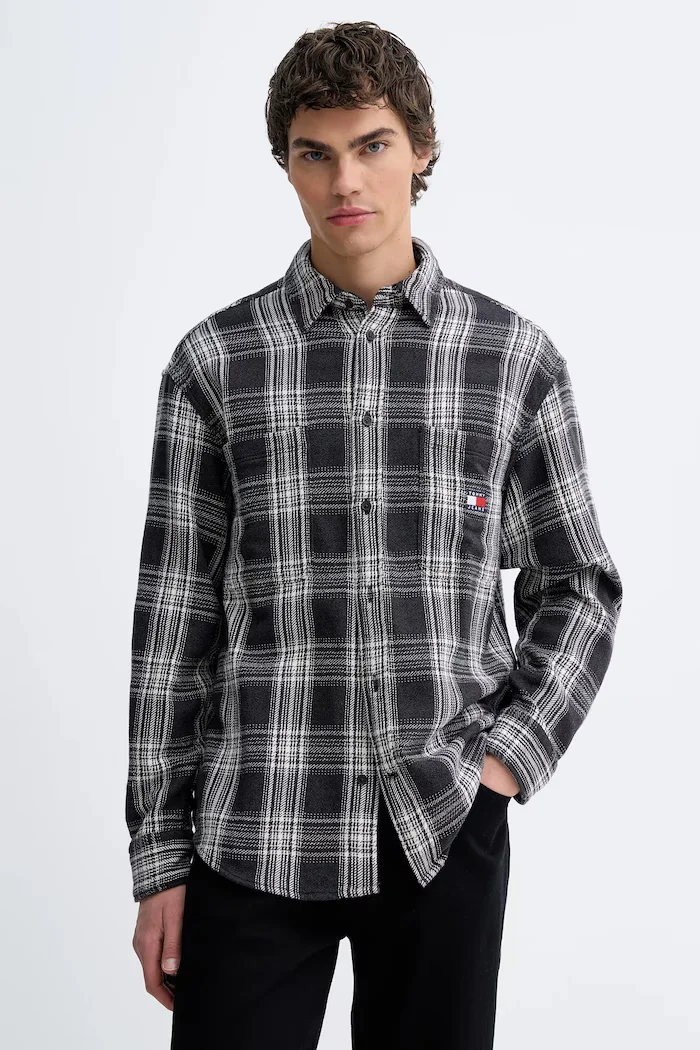 Tommy Jeans Памучна риза в сиво със стандартна кройка с класическа яка DM0DM22411