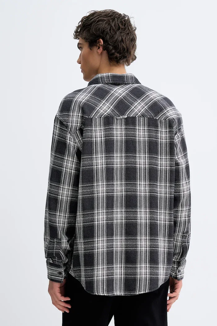 Tommy Jeans Памучна риза в сиво със стандартна кройка с класическа яка DM0DM22411