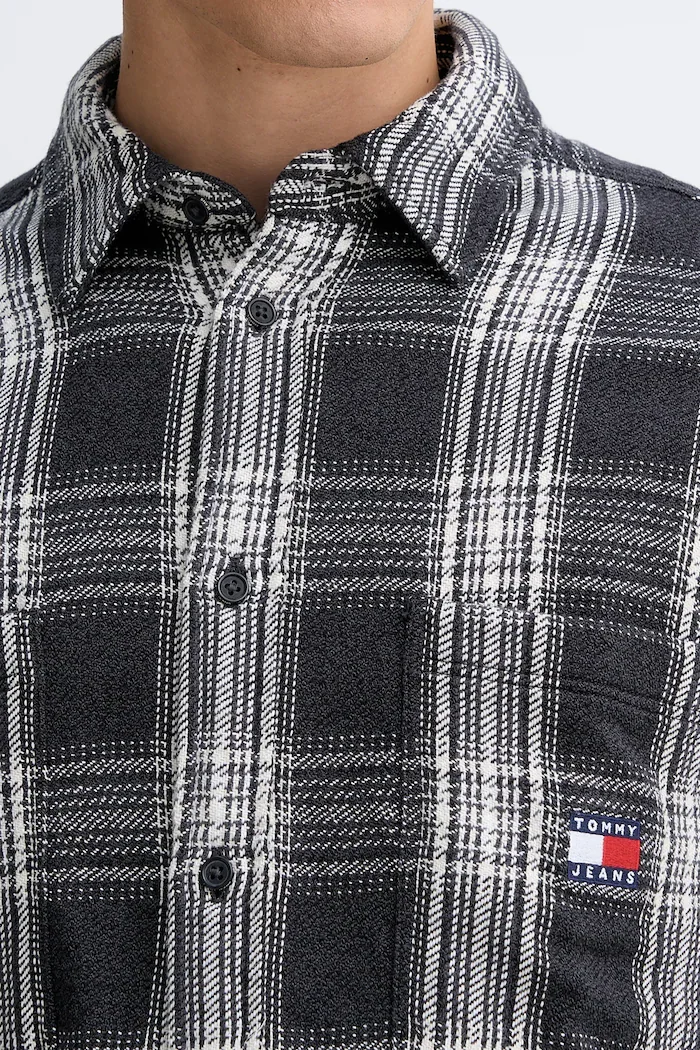 Tommy Jeans Памучна риза в сиво със стандартна кройка с класическа яка DM0DM22411