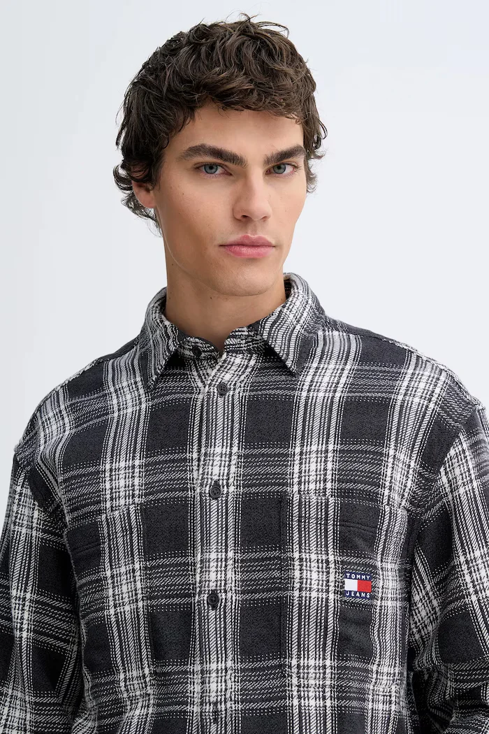 Tommy Jeans Памучна риза в сиво със стандартна кройка с класическа яка DM0DM22411