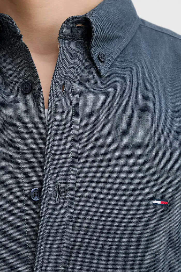 Tommy Jeans Памучна риза в тъмносиньо със стандартна кройка с яка с копче DM0DM22836