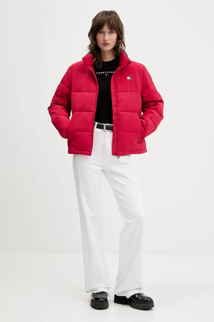 Tommy Jeans Памучна тениска дамска в черно DW0DW21550