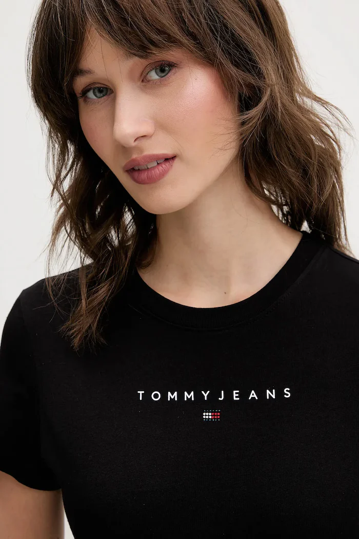 Tommy Jeans Памучна тениска дамска в черно DW0DW21550