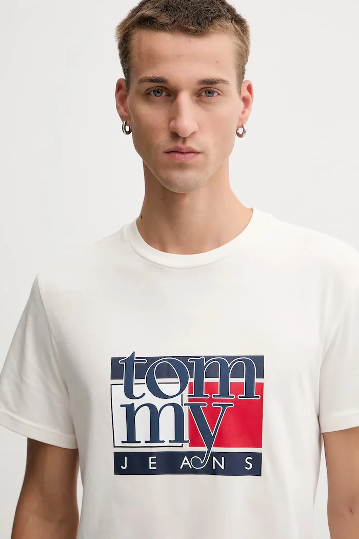 Tommy Jeans Памучна тениска в бежово с десен DM0DM21977