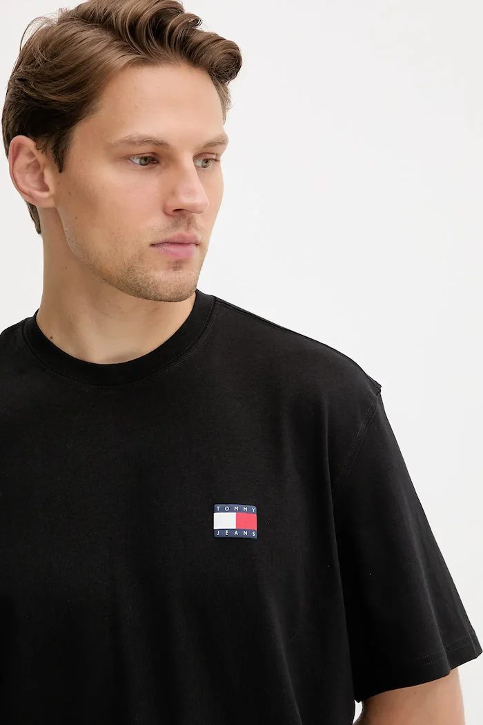 Tommy Jeans Памучна тениска в черно с апликация DM0DM21785