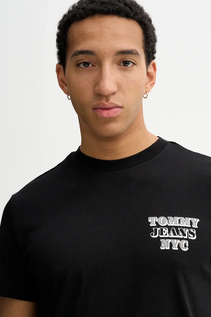 Tommy Jeans Памучна тениска в черно с принт DM0DM22321