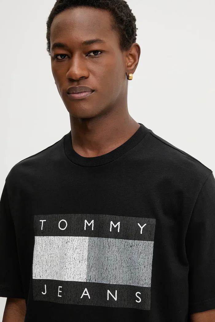 Tommy Jeans Памучна тениска в черно с принт DM0DM22463