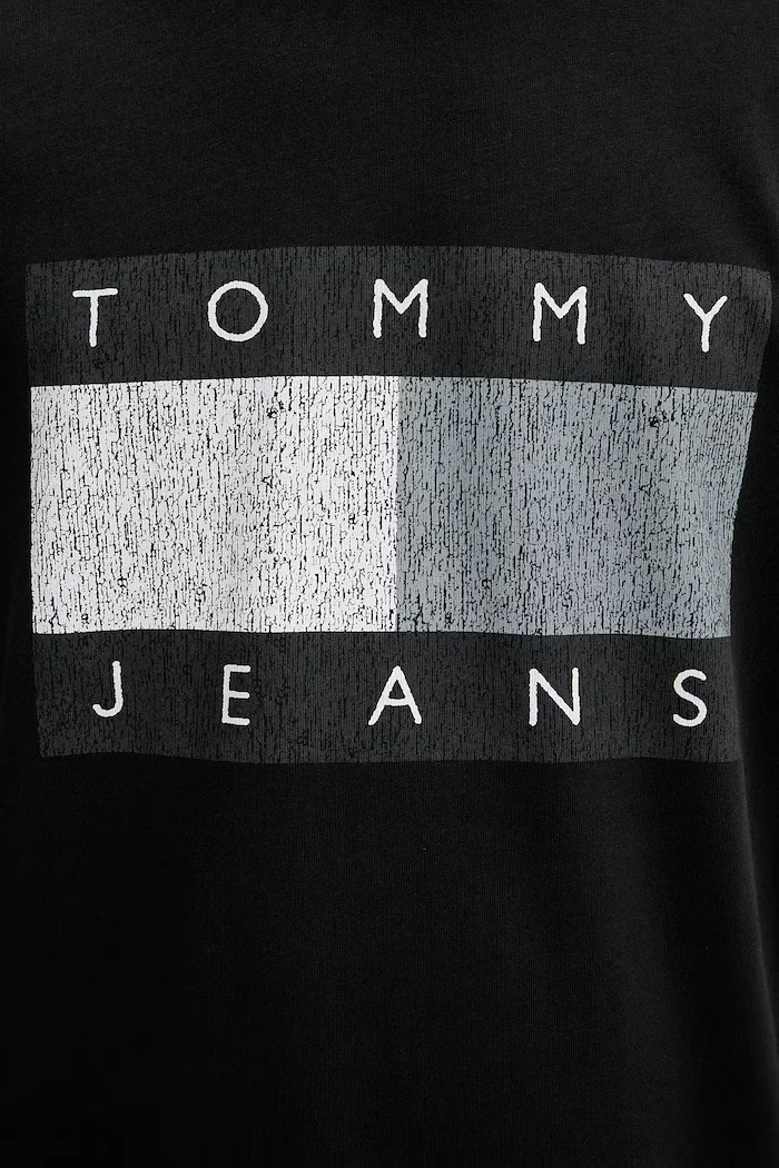 Tommy Jeans Памучна тениска в черно с принт DM0DM22463