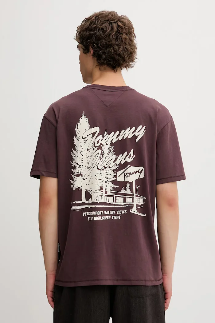 Tommy Jeans Памучна тениска в кафяво с принт DM0DM22060
