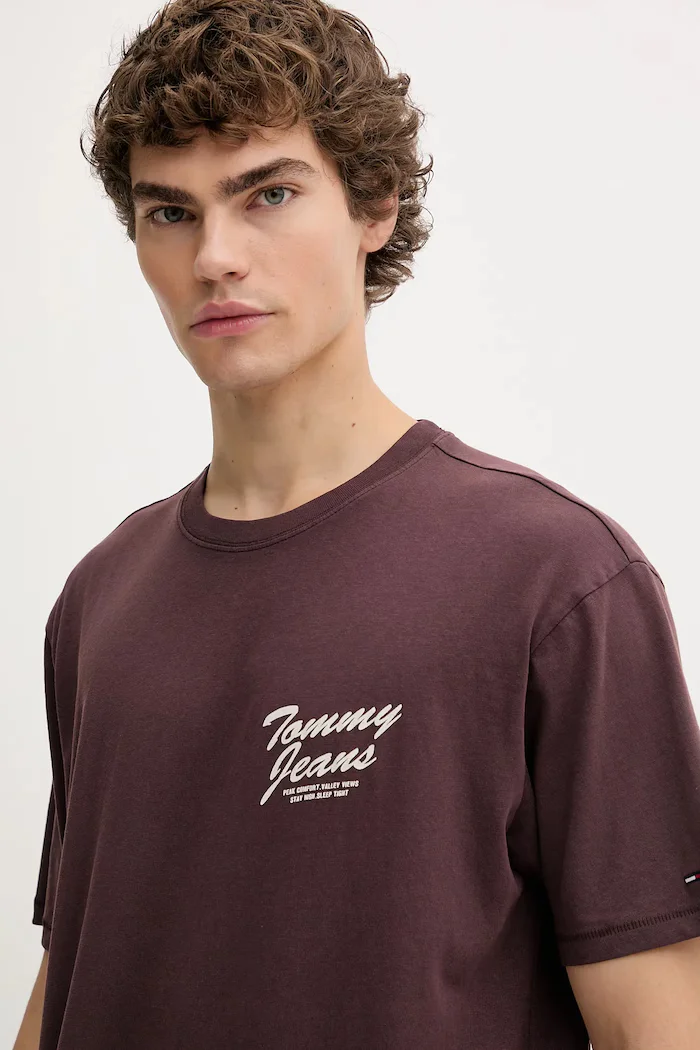 Tommy Jeans Памучна тениска в кафяво с принт DM0DM22060