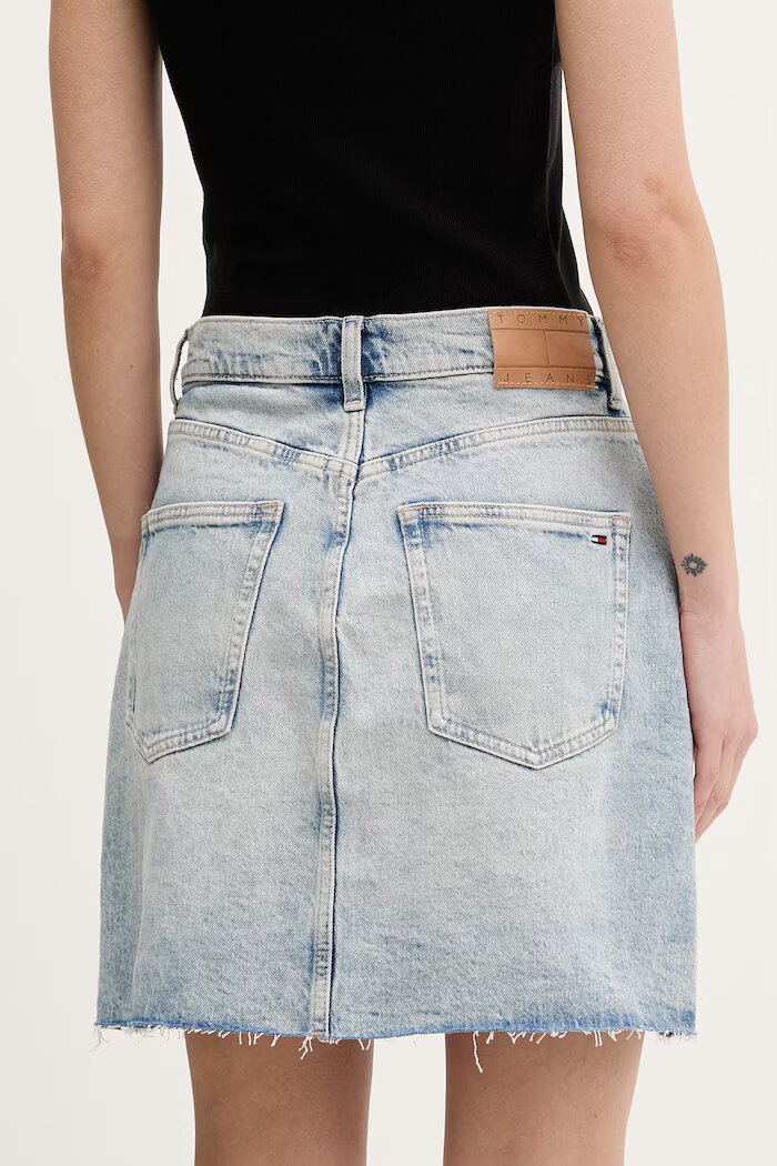 Tommy Jeans пола от деним синя DW0DW22716