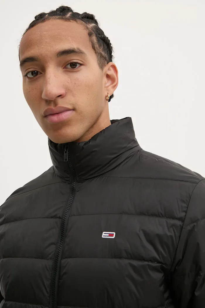 Tommy Jeans Пухено яке в черно преходен модел DM0DM20658