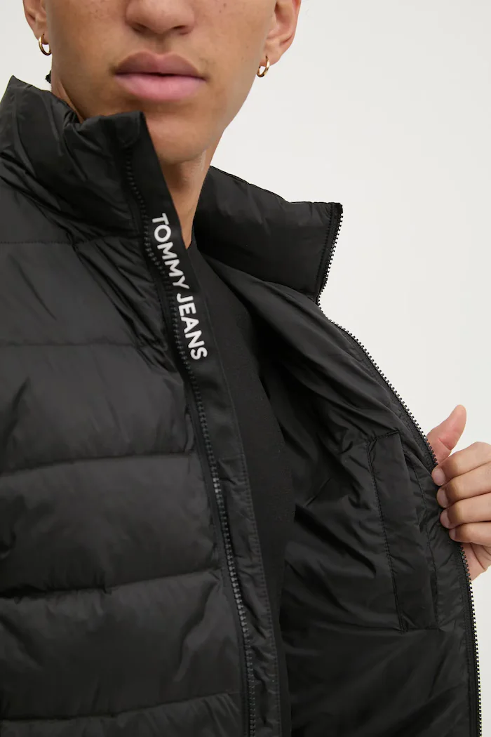 Tommy Jeans Пухено яке в черно преходен модел DM0DM20658