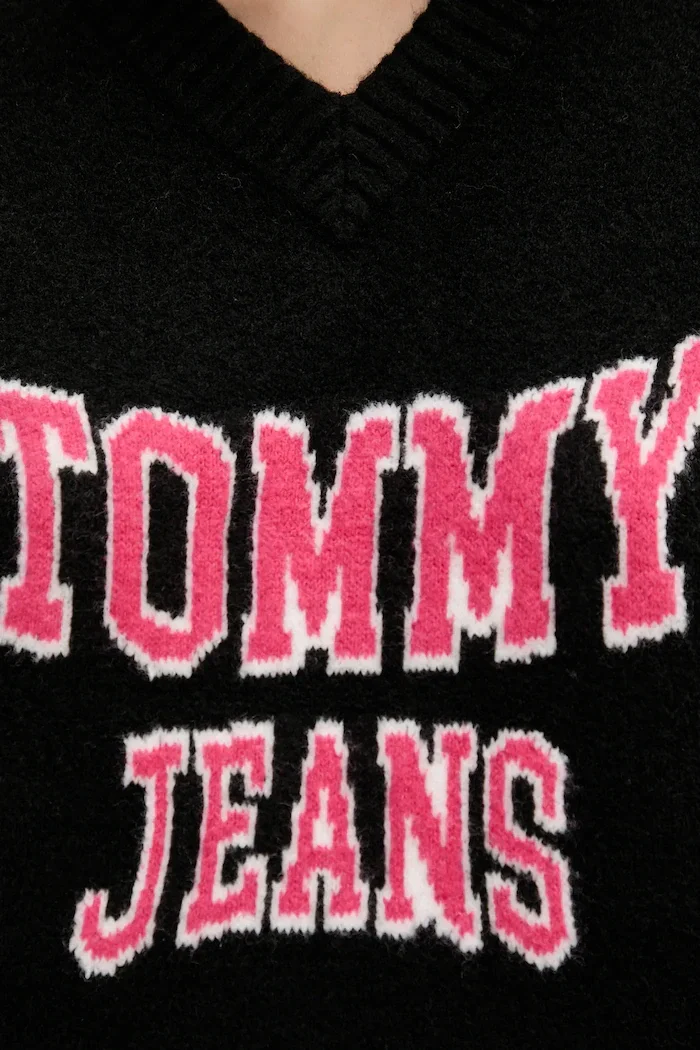 Tommy Jeans Пуловер с вълна в черно DW0DW21711