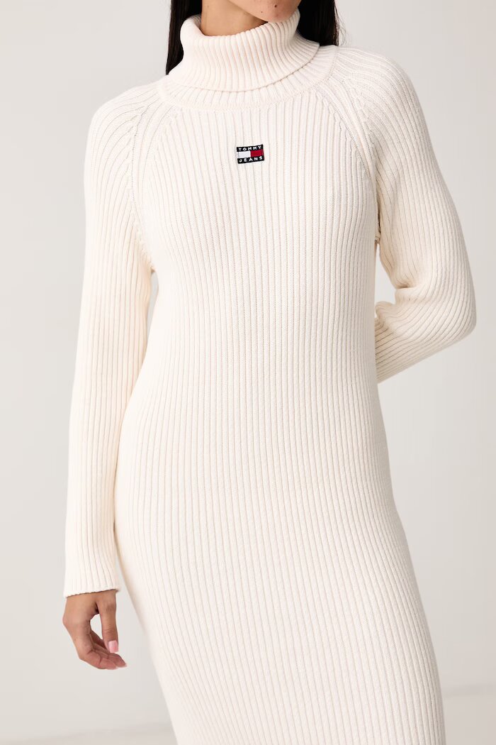 Tommy Jeans рокля тип пуловер от памук бежова DW0DW23324