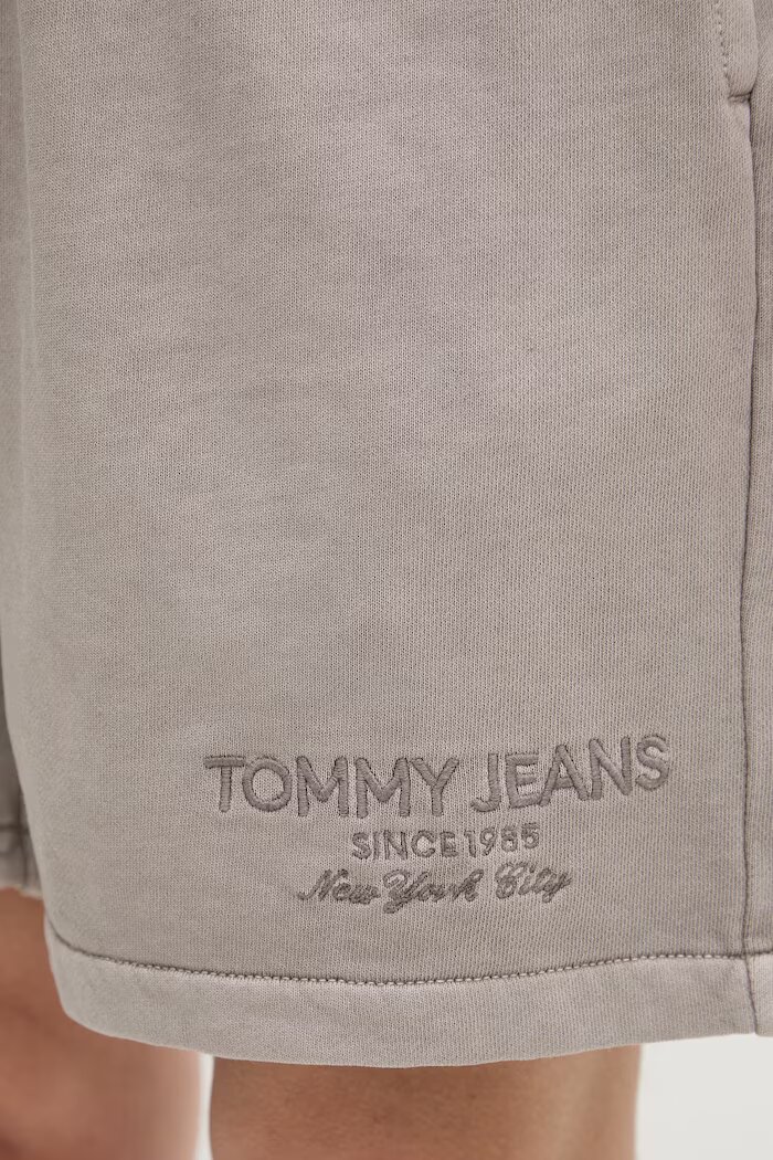 Tommy Jeans Спортен къс панталон мъжки от памук кафяв с висока талия DM0DM22696