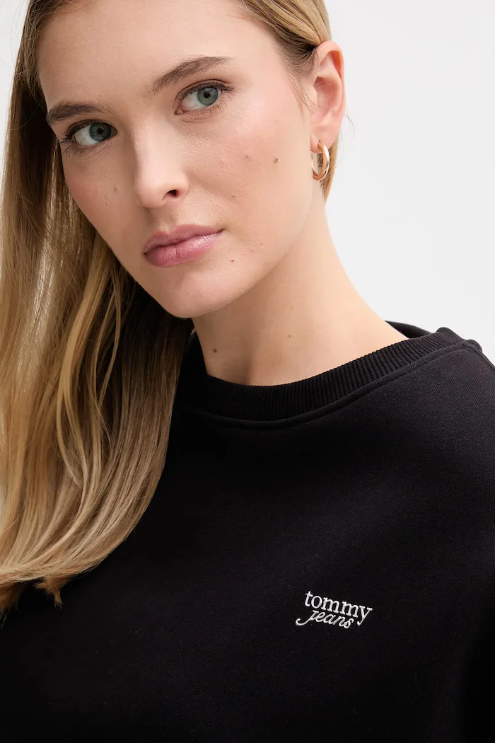 Tommy Jeans Суичър в черно с изчистен дизайн DW0DW21961