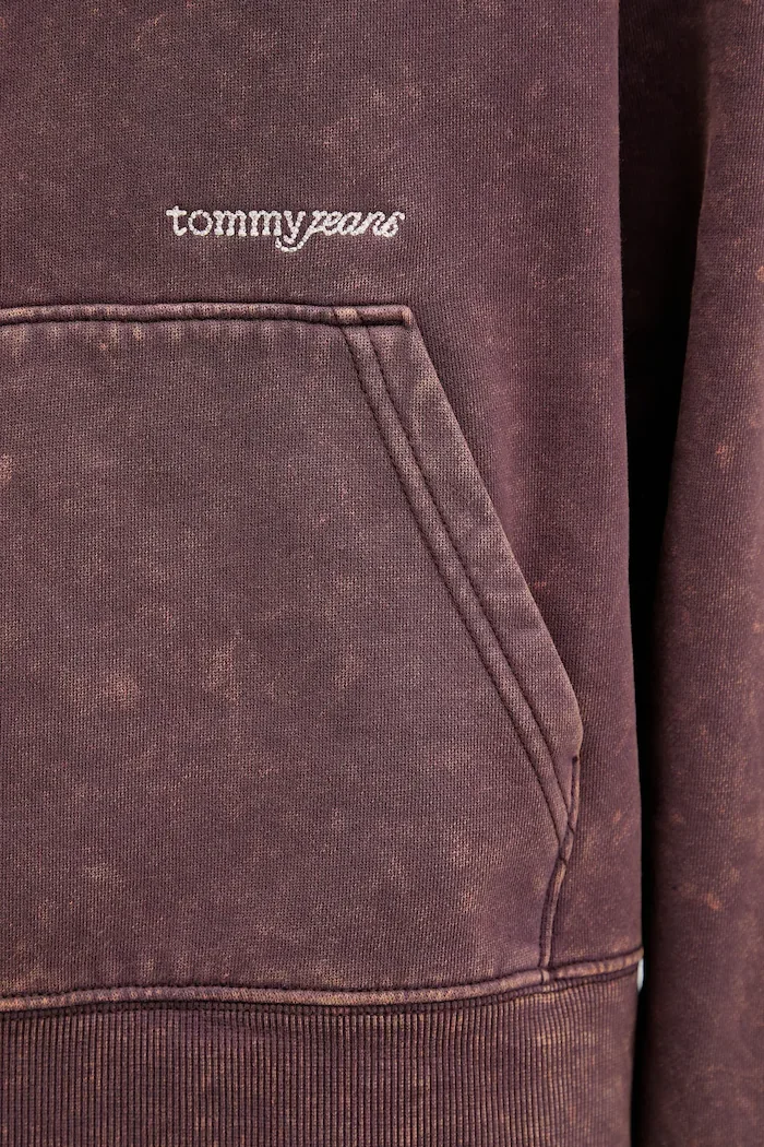 Tommy Jeans Суичър в кафяво с качулка с изчистен дизайн DW0DW21609