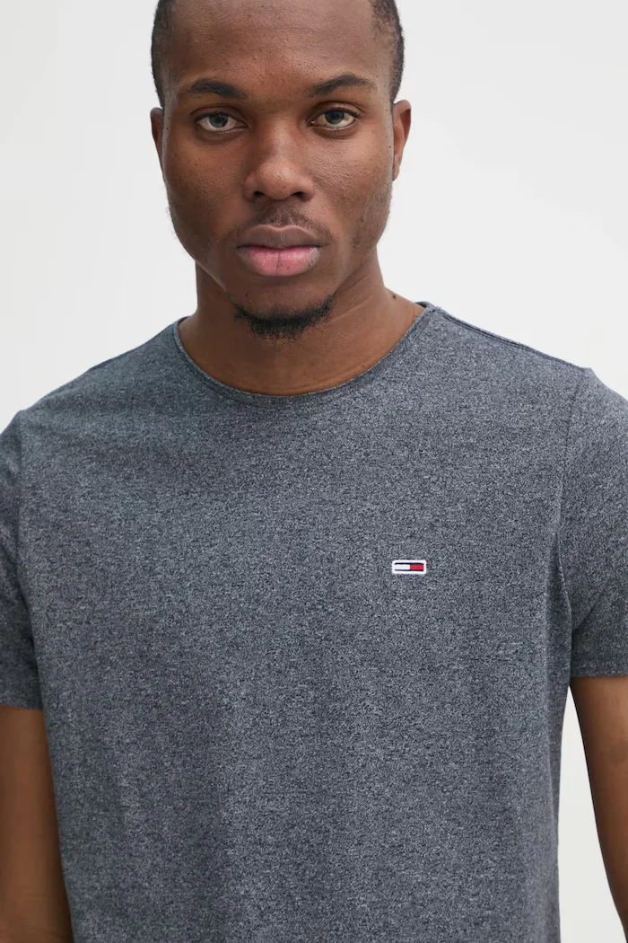 Tommy Jeans Тениска в синьо с изчистен дизайн DM0DM09586