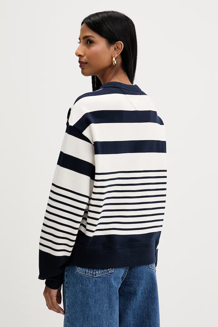 Tommy Jeans уголемен суичър дамски от памук тъмносин DW0DW22824