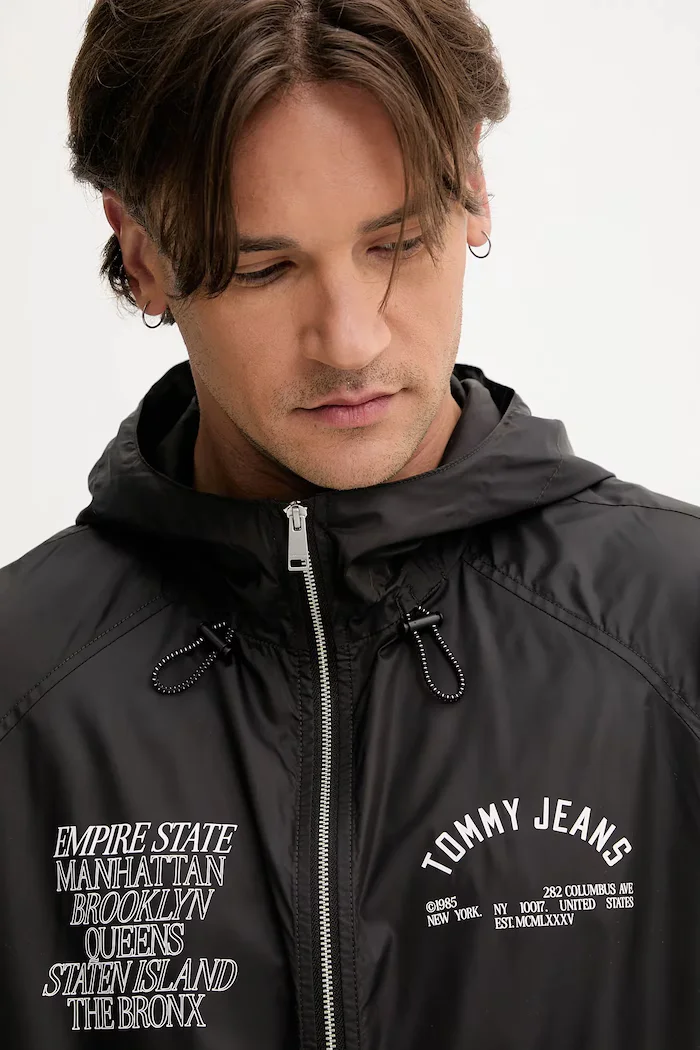 Tommy Jeans Яке в черно преходен модел DM0DM21679