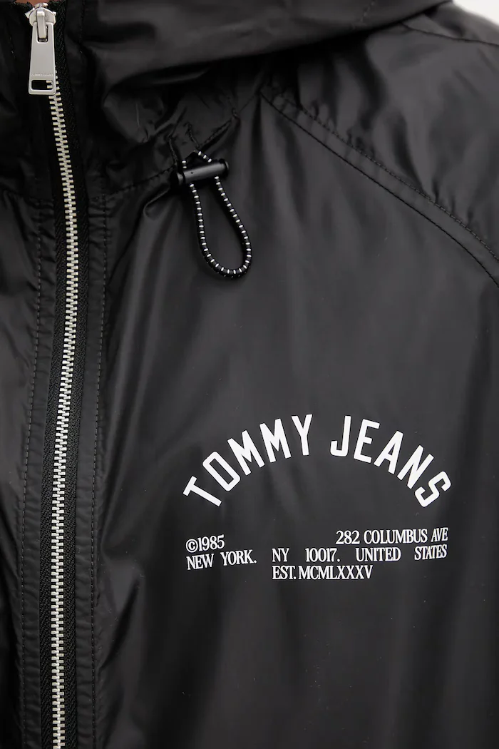 Tommy Jeans Яке в черно преходен модел DM0DM21679
