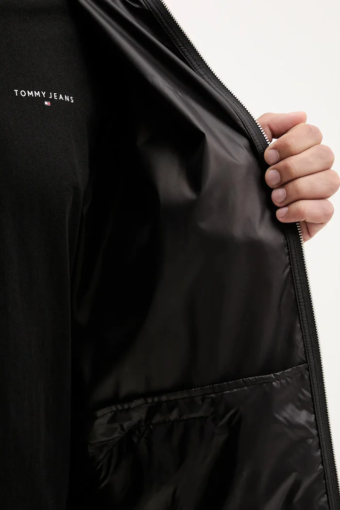 Tommy Jeans Яке в черно преходен модел DM0DM21679
